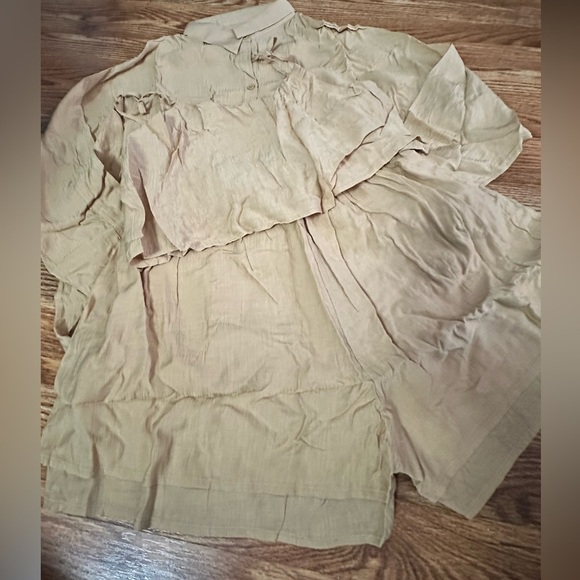 NWT 3 Piece Outfit With Long Sleeve Button Down Shirt, Halter Top and Shorts L - Picture 4 of 7